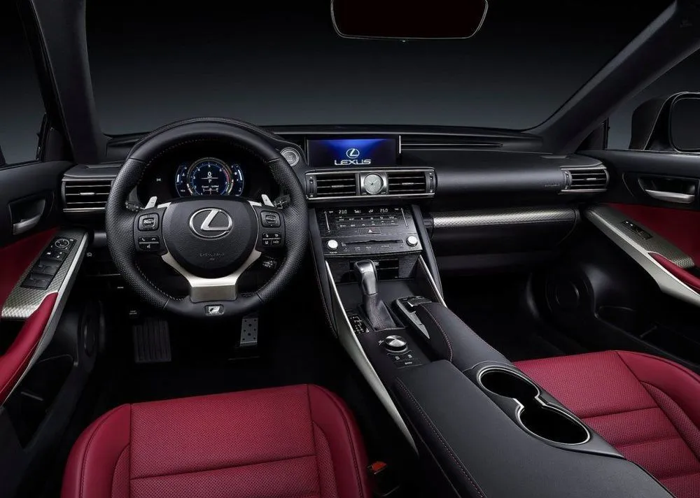 سيارة لكزس من الداخل