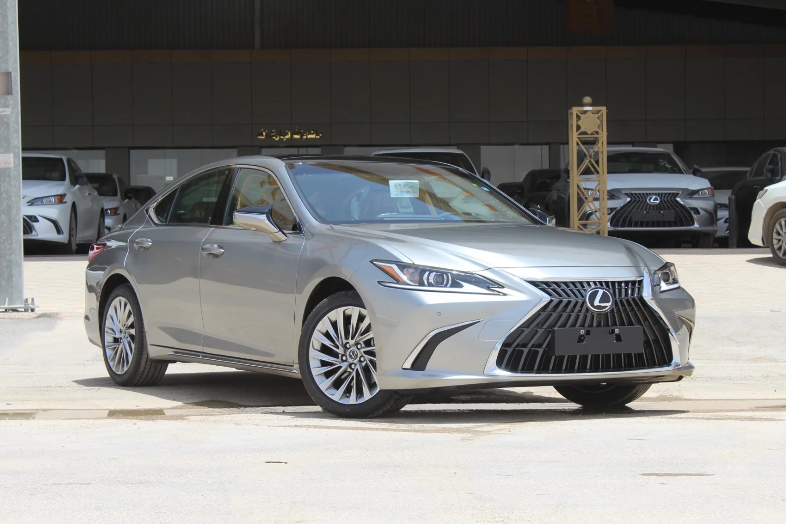 معرض سيارات لكزس