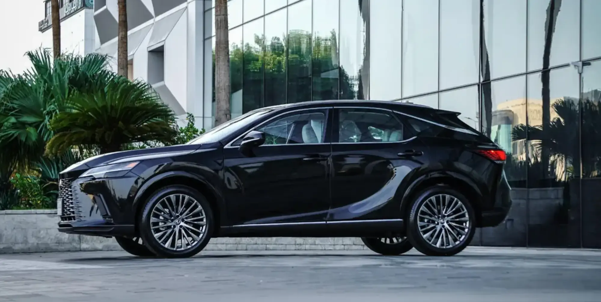 أحسن سيارة لكزس عائلية السعودية