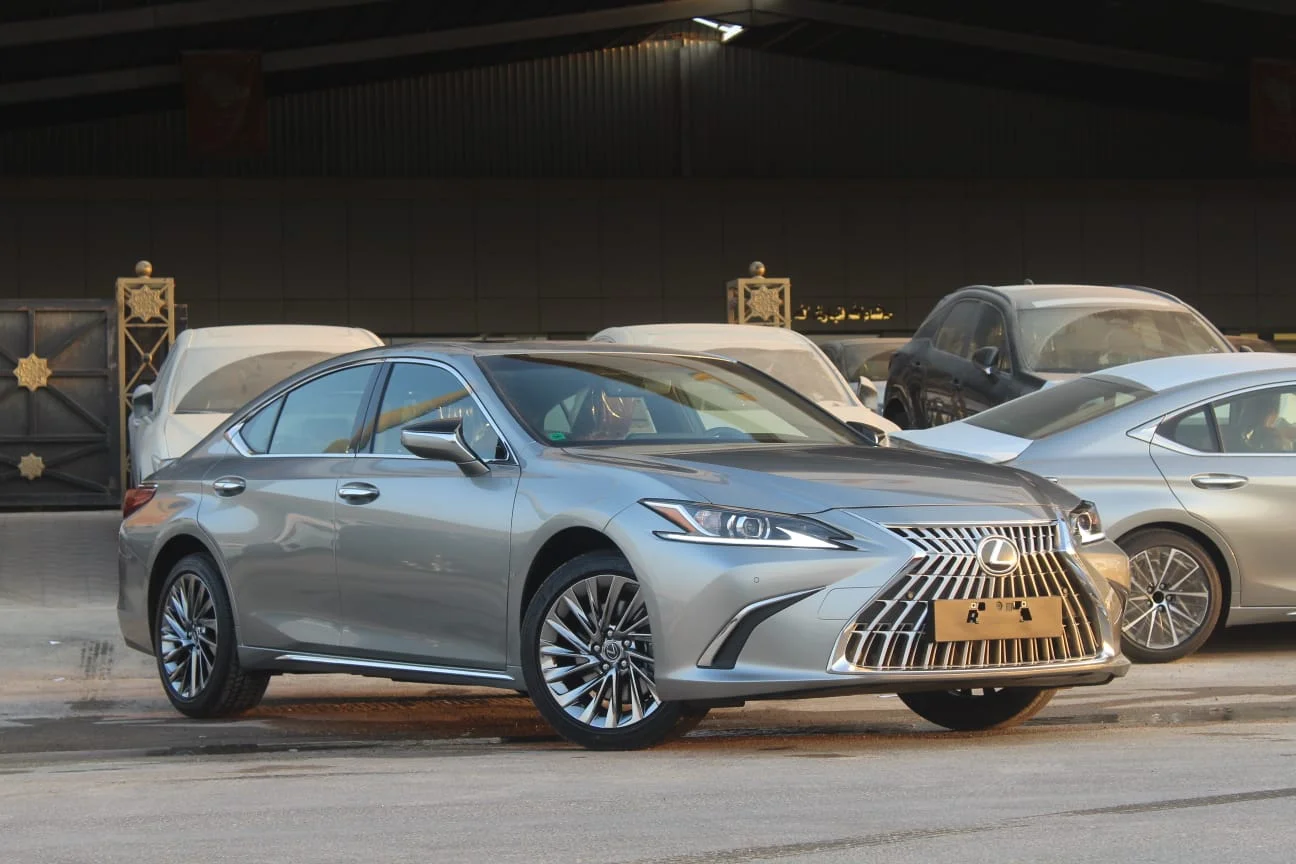 الفرق بين لكزس ES250 و ES350: مقارنة شاملة في الأداء